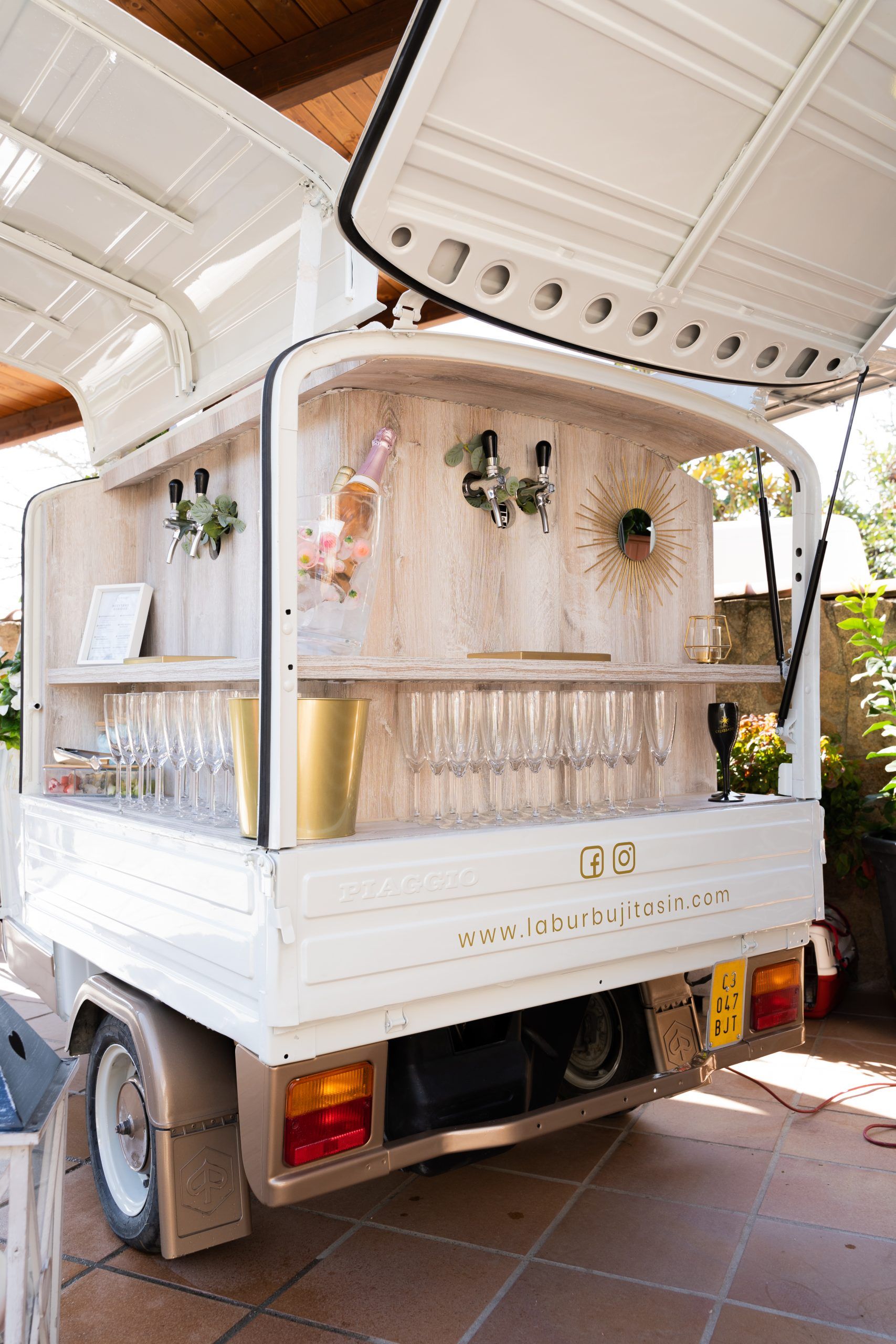 Drink truck Piaggio preparado para un evento