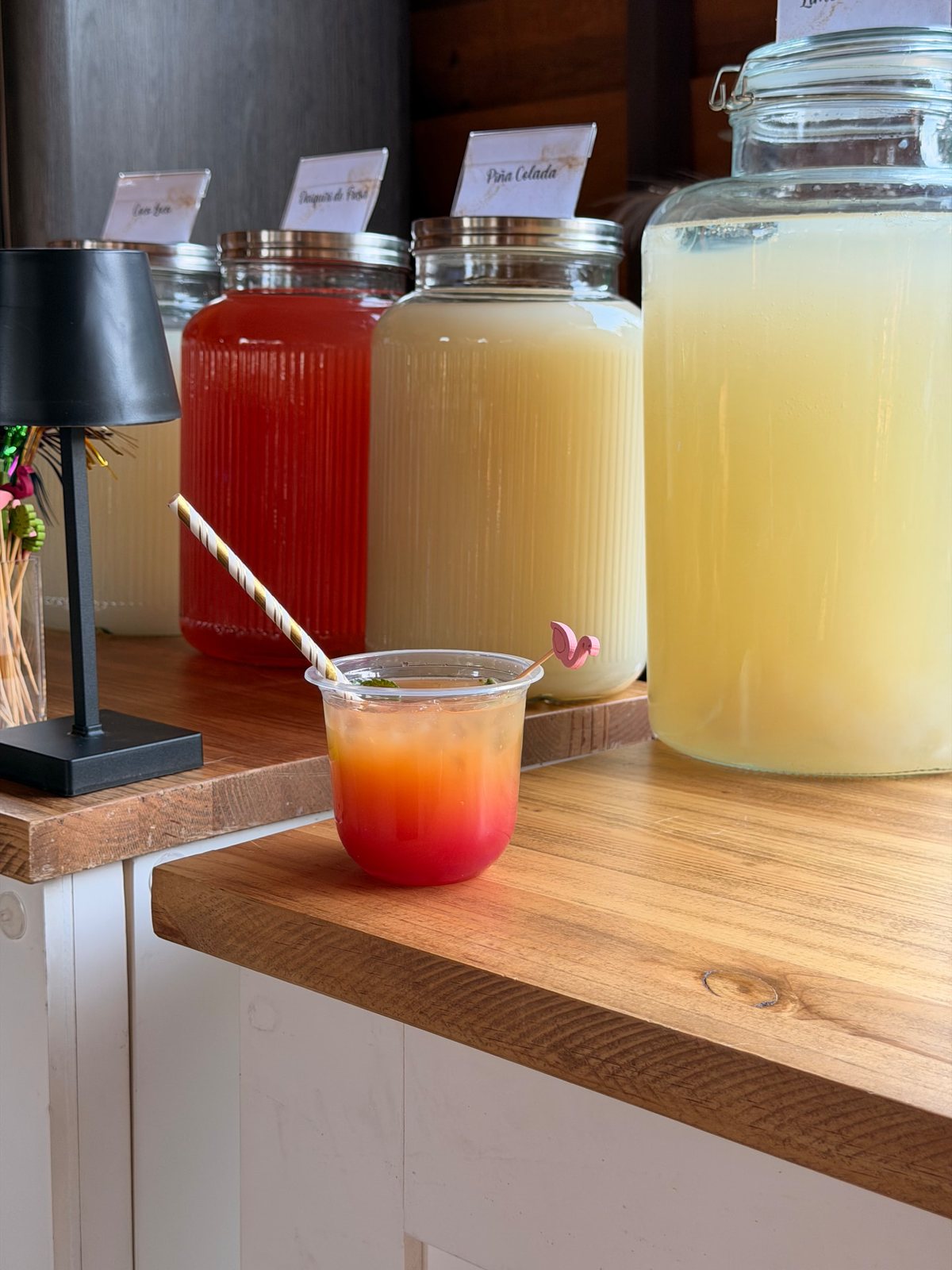 Mocktail servido en grifos en un evento